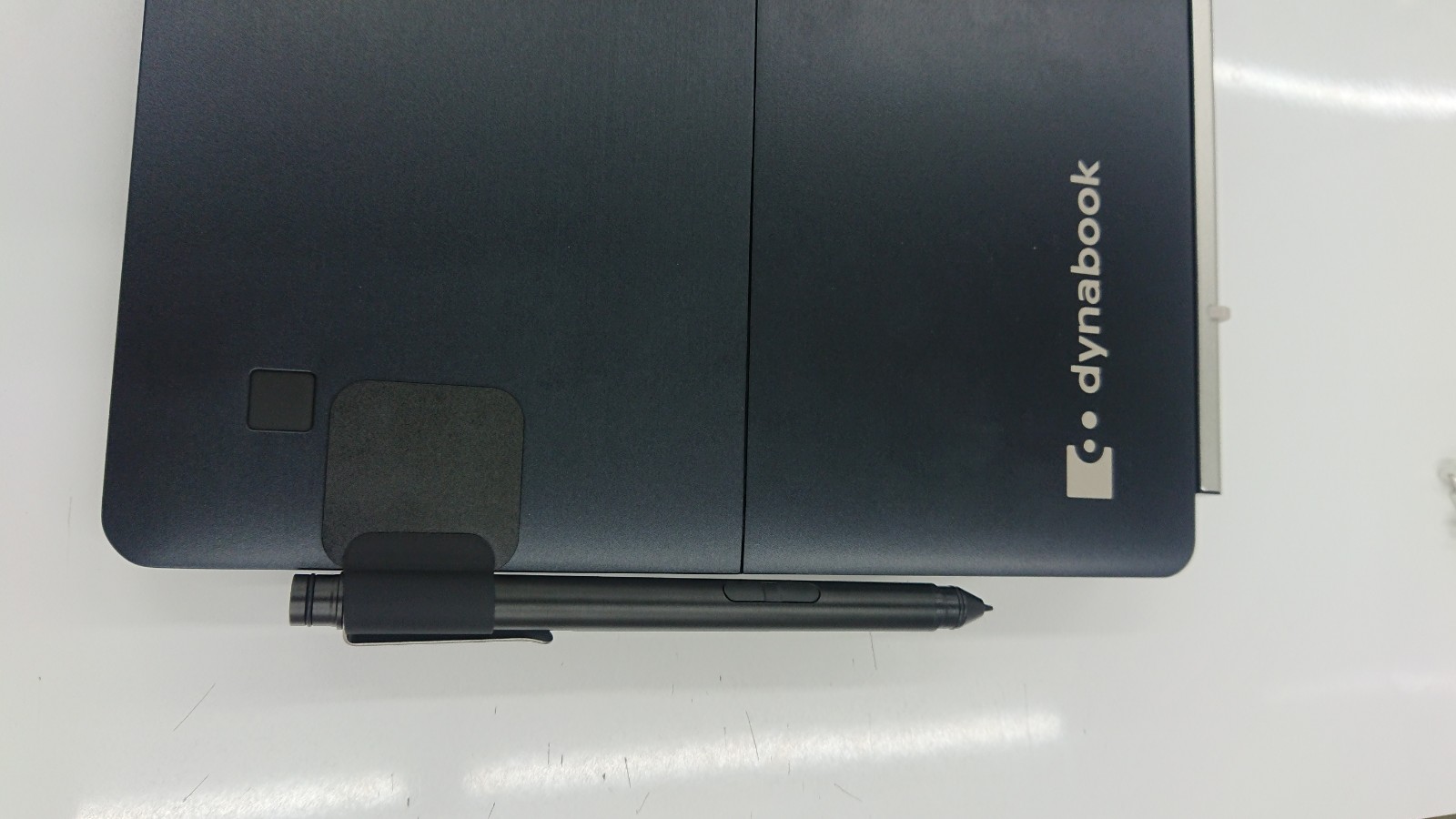 DynaBookのタブレット型パソコン「DZ83（D7）」はペンを付けられるホルダー付き