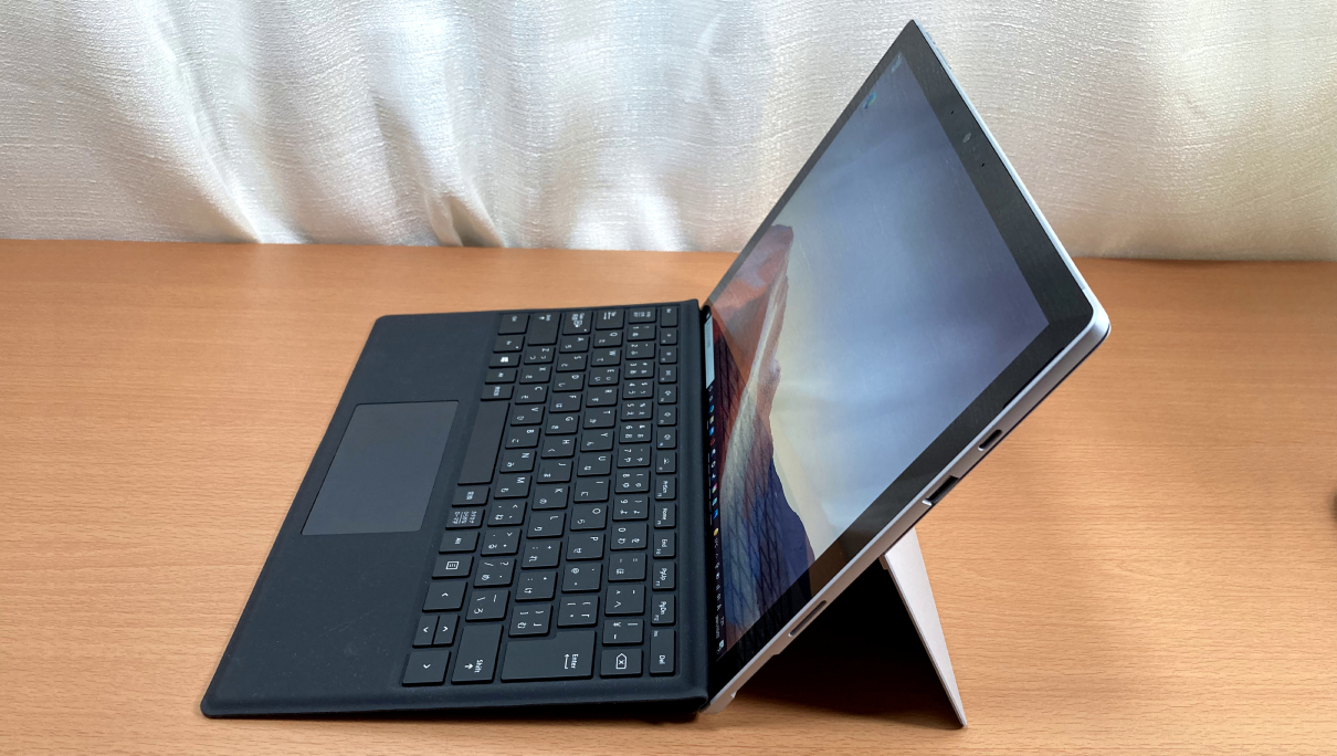 マクロソフトの「Surface Pro 7（タイプカバー、黒）」右側