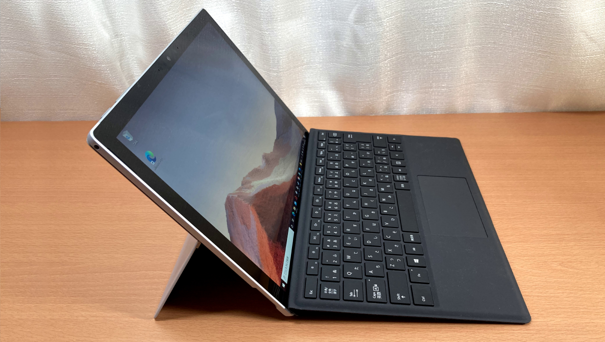 マクロソフトの「Surface Pro 7（タイプカバー、黒）」左側