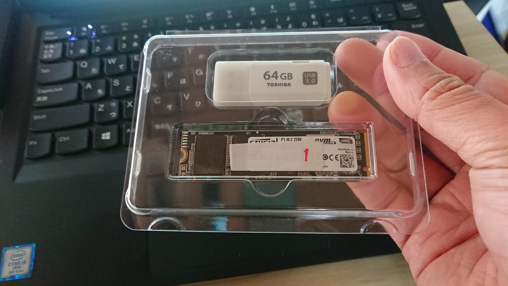 Crucial製のSSDはパッケージが絶妙。USBメモリとセットで保管しやすい。