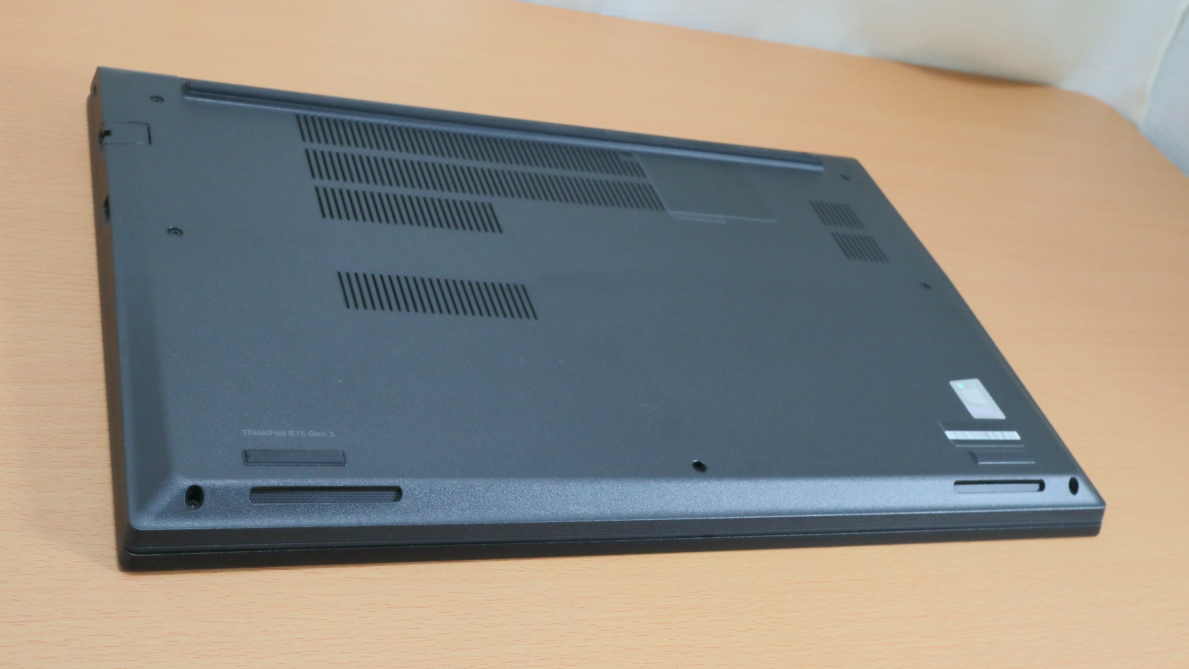 Lenovo「ThinkPad E15 Gen 3 (AMD) 」裏蓋