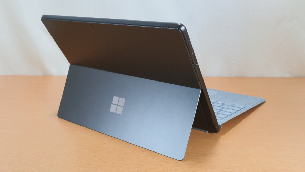 「Microsoft Surface Pro 8」グラファイトブラック ＆ アイス ブルー・背面斜め