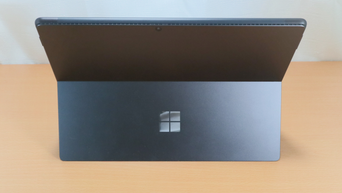 「Microsoft Surface Pro 8」グラファイトブラック ＆ アイス ブルー・真後ろ
