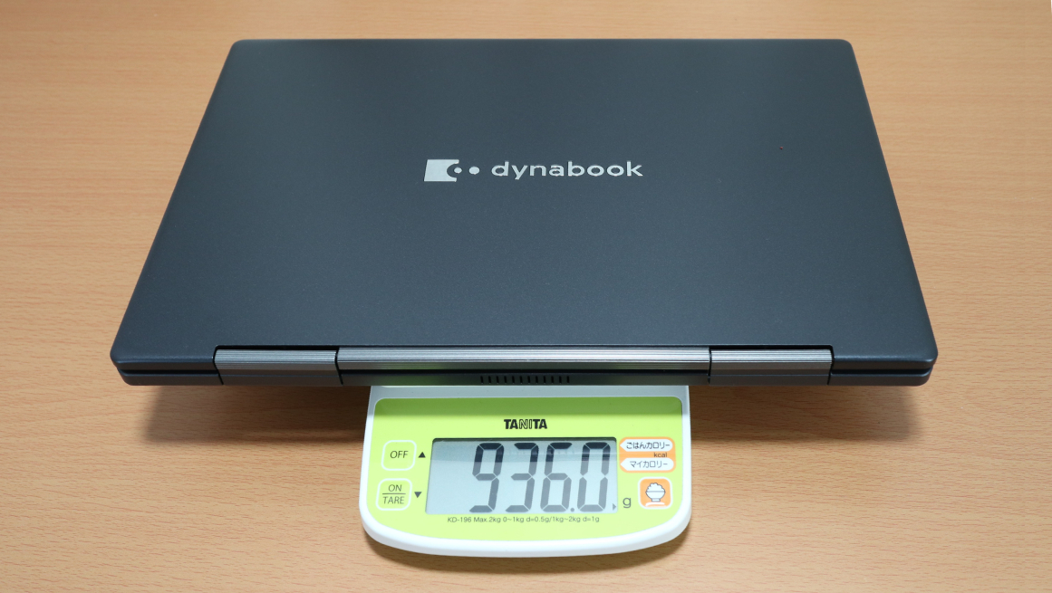 「Dynabook VZ/HU（2021）」の天板と重さ