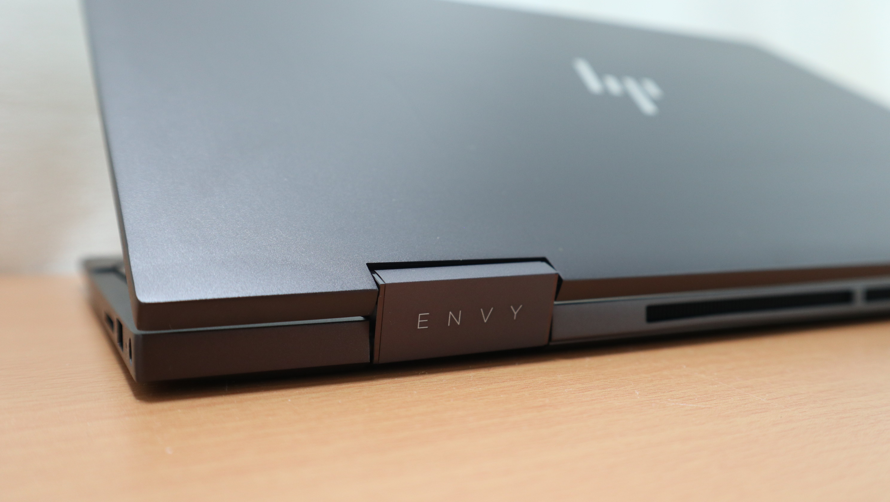 「ENVY x360 15-ee（AMD）」ヒンジ外側