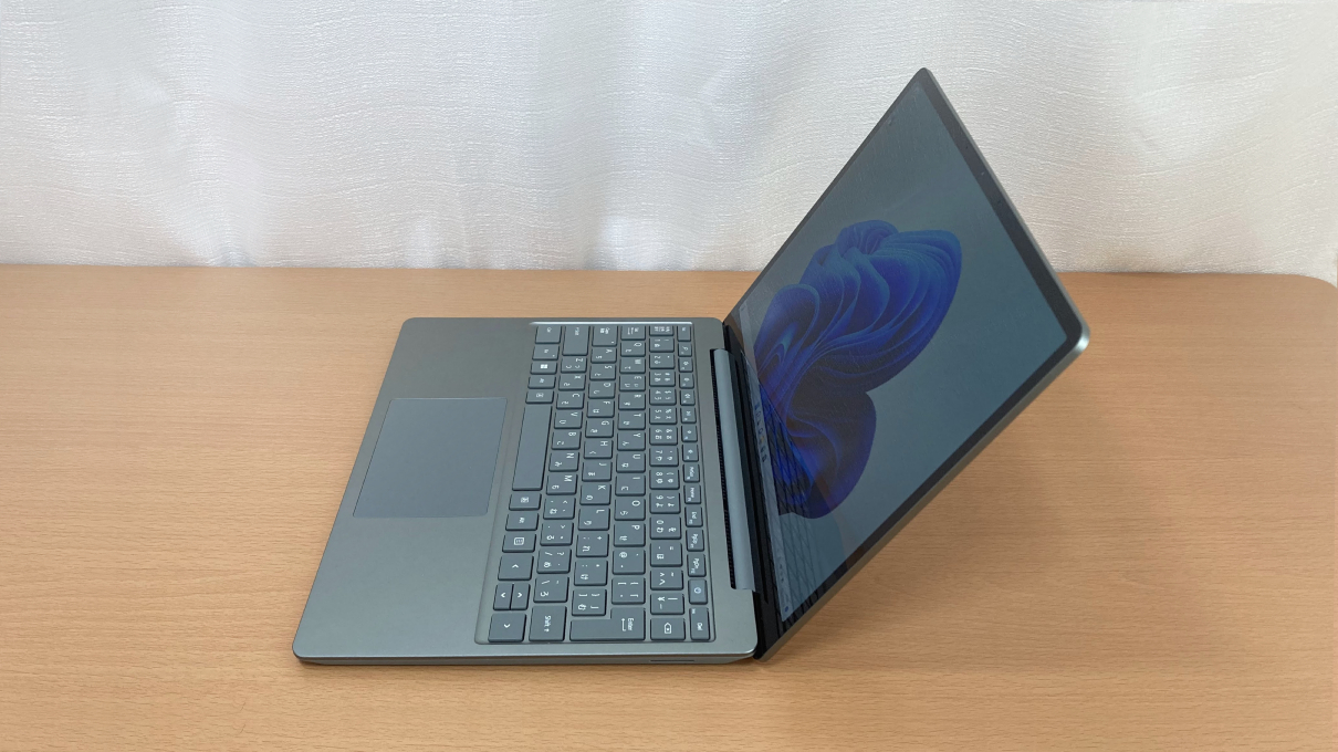「Surface Laptop Go2」右側