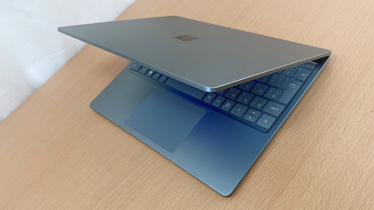 「Surface Laptop Go2」の比較・斜め