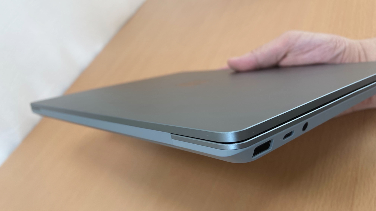 「Surface Laptop Go2」ひんじ外側