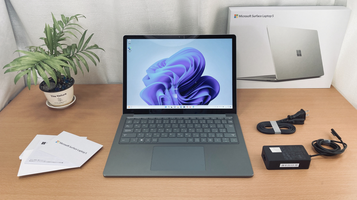 「Surface laptop 5」の比較・正面、内容物一覧