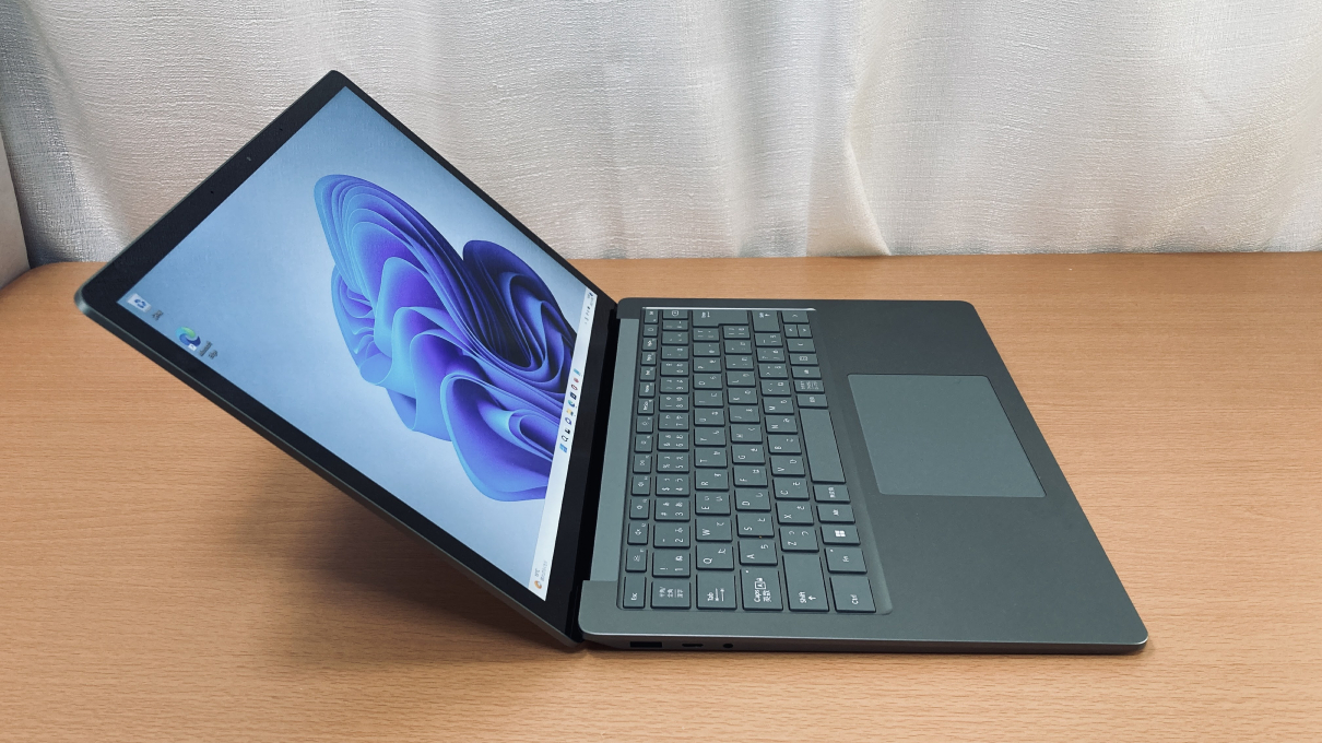 「Surface laptop 5（13.5インチ）」・左側、最大に開いたところ
