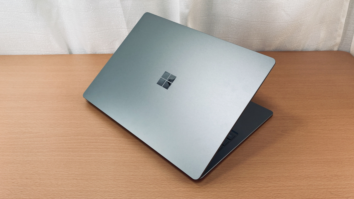 「Surface laptop 5（13.5インチ）」の背面・斜め