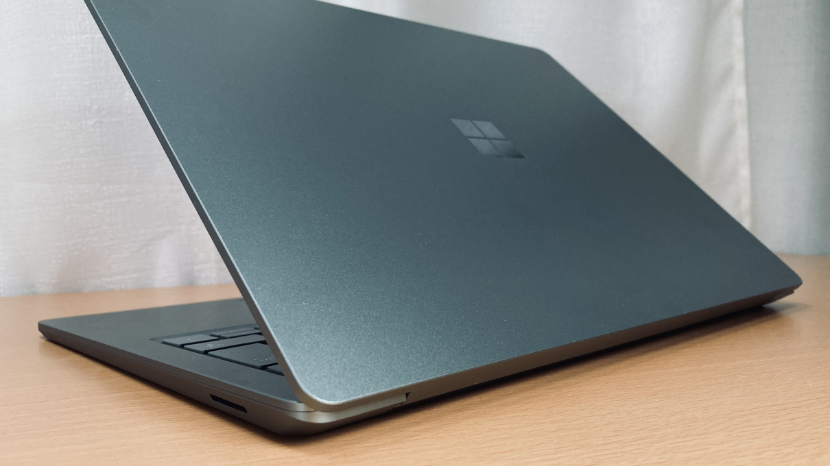 「Surface laptop 5（13.5インチ）」背面、ヒンジ外側