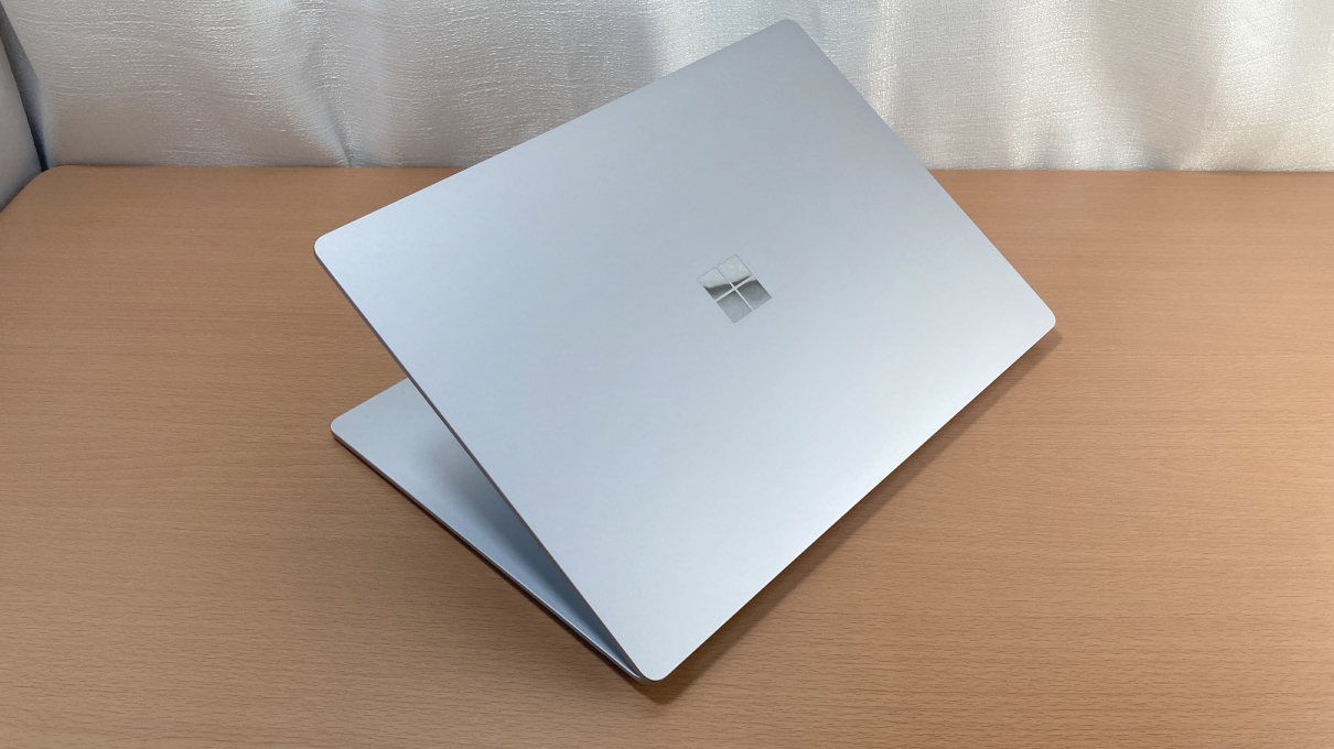 「Surface laptop 5（15インチ）」の比較・斜め