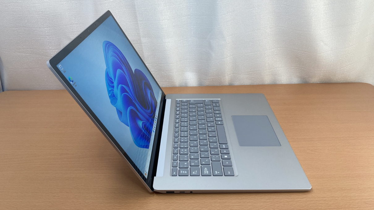 「Surface laptop 5（15インチ）」・左側