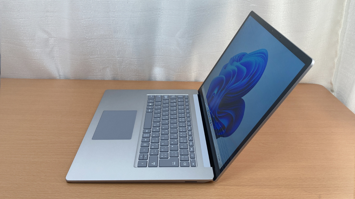 「Surface laptop 5（15インチ）」右側