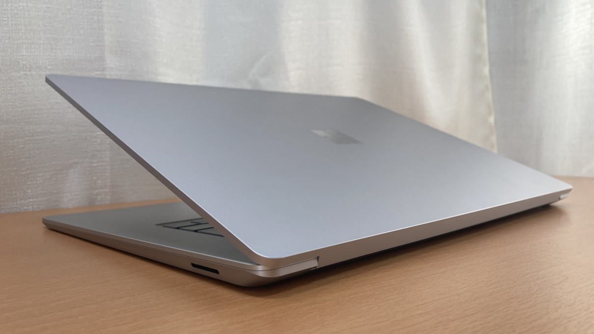 「Surface laptop 5（15インチ）」ヒンジ外側