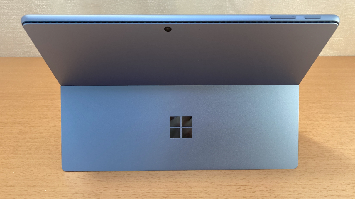 「Surface Pro 9」の背面（スタンドを立てた状態で）