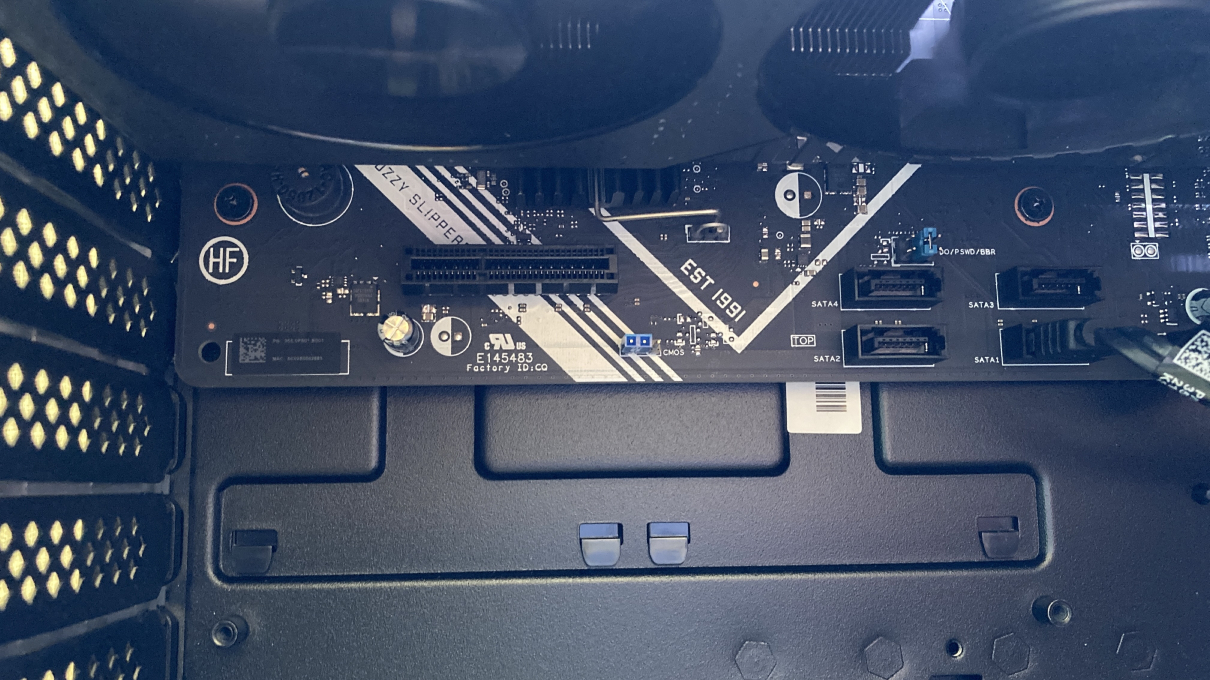 「OMEN 40L Desktop（2023）」のRTX4070Ti のすぐ下にあるPCIeの接続口