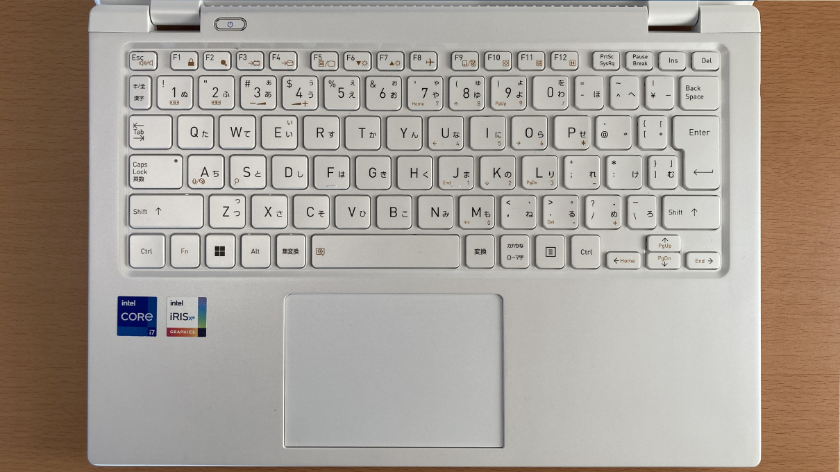 「dynabook GZ/HW（2023）」パールホワイトのキーボード・全体