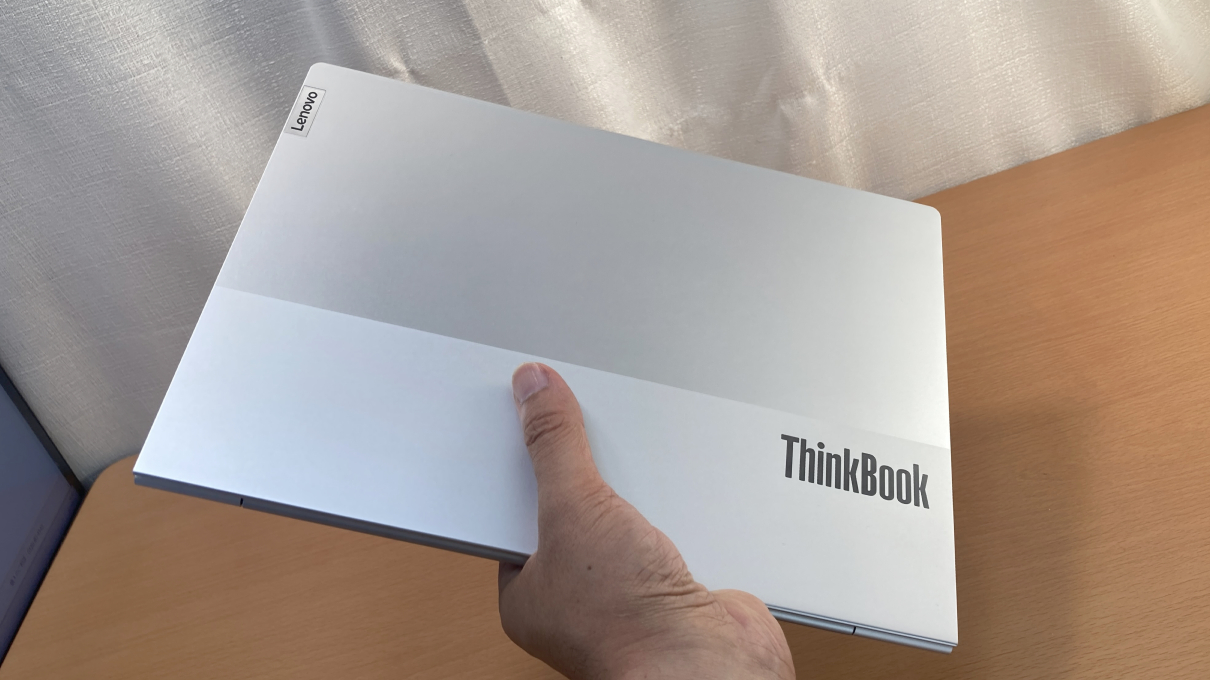 「ThinkBook 13x Gen 2」を手で持ったところ