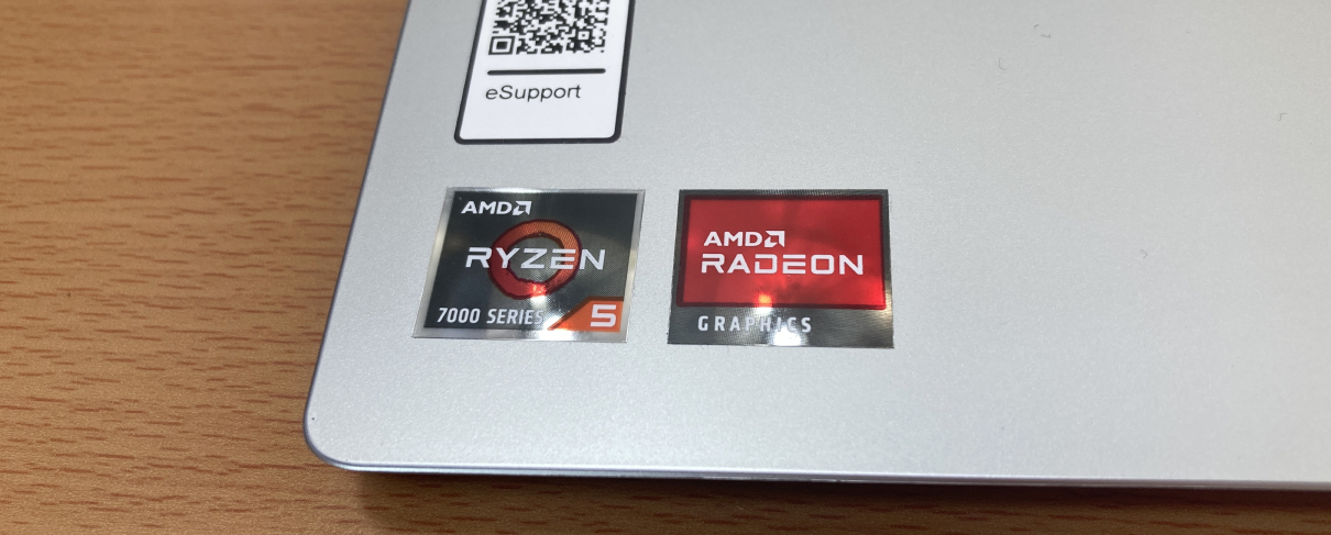 「IdeaPad Slim 170 14型 (AMD)」のRyzen 5 7520U搭載機のプロセッサーシール