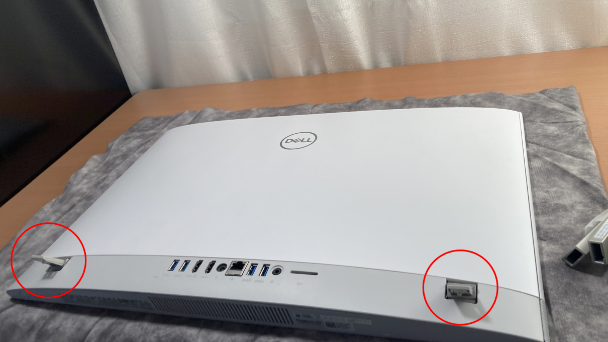 「Inspiron AIO DT 5420」の背面、組み立て方