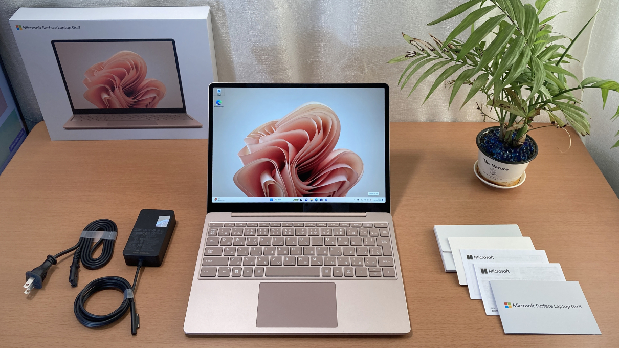 「Surface Laptop Go3」の比較・正面、内容物一覧