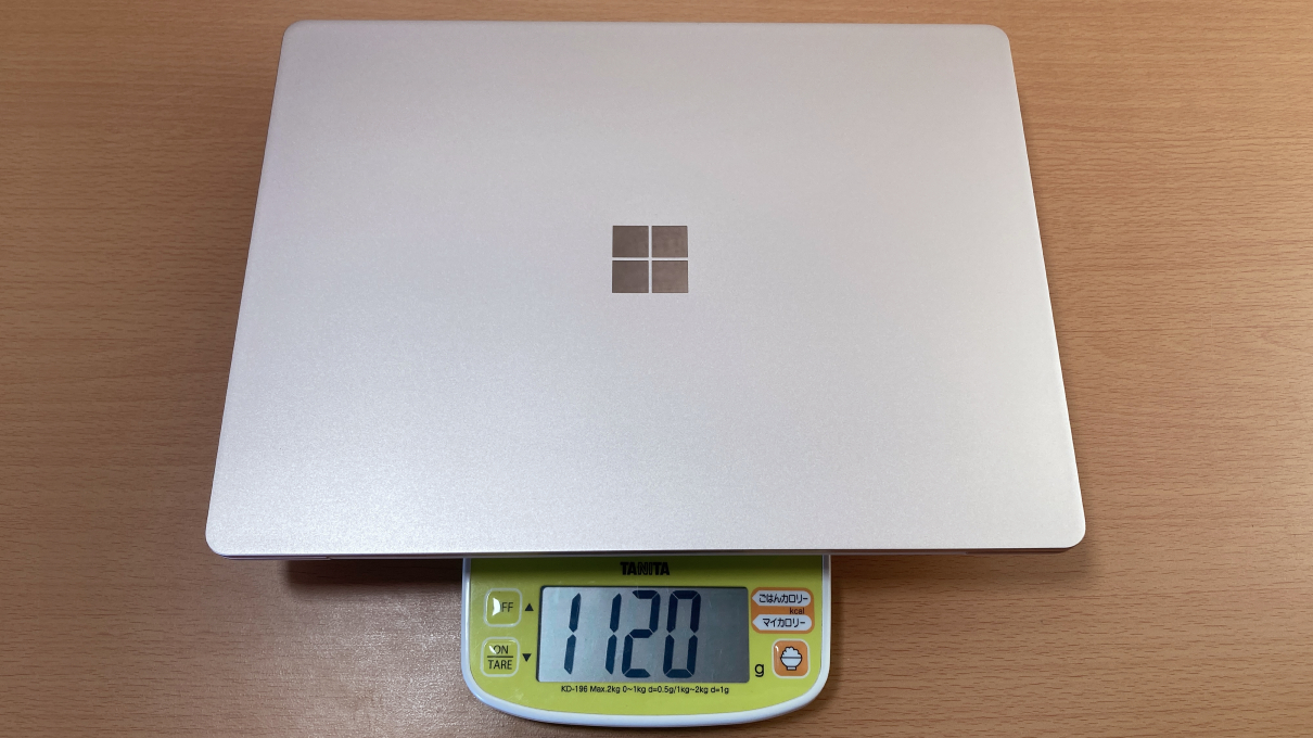 「Surface Laptop Go3」の重さ、1120g。