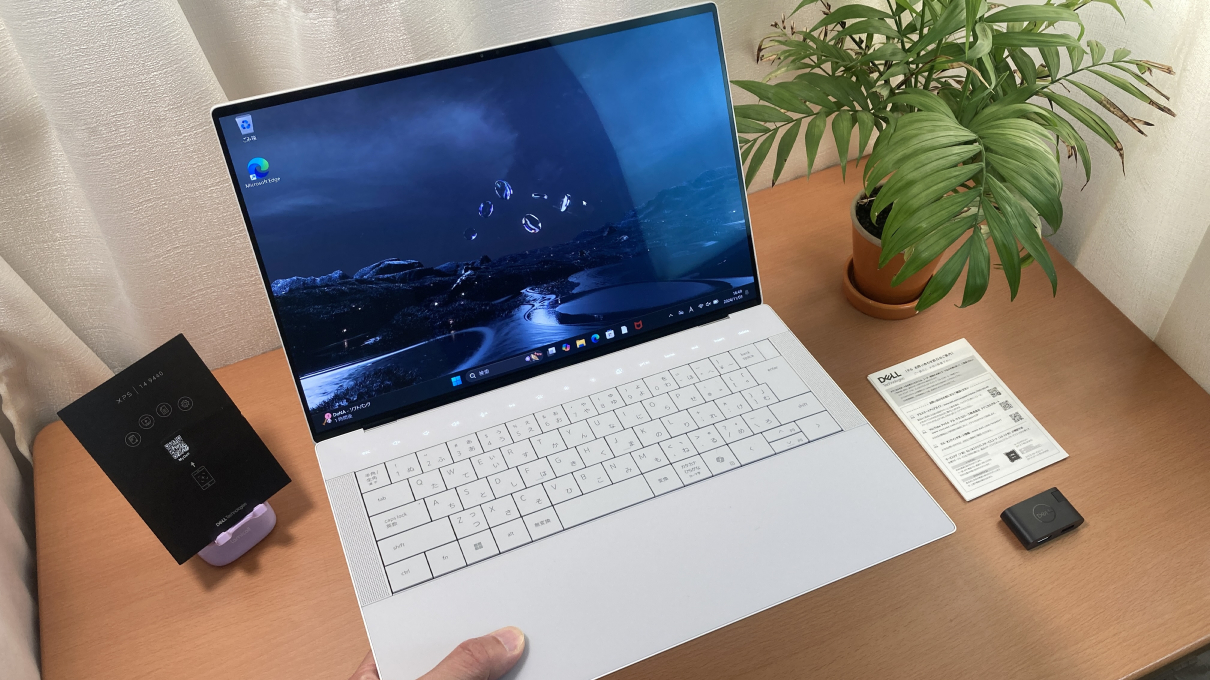 『XPS 14（9440）』を手に持ったところ